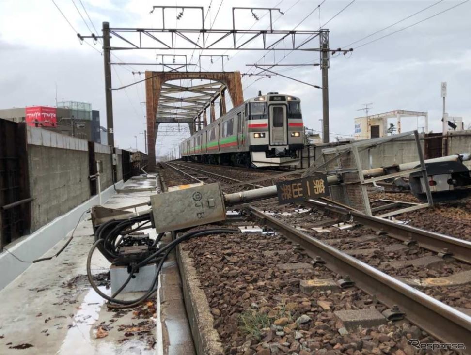 信号機が倒れた直後の状況。差しかかった上り列車は10mほど手前で停車した。