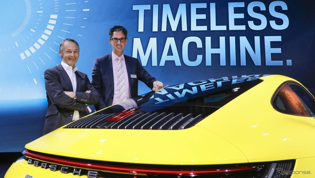 新型ポルシェ 911 の開発責任者、アウグスト・アッハライトナー氏（左、ロサンゼルスモーターショー2018）