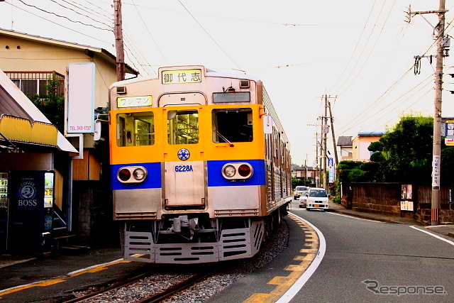 黒髪町～藤崎宮前間の併用軌道上を走る熊本電鉄6100・6200形。