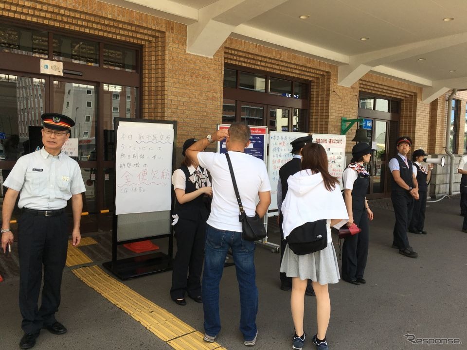 北海道胆振東部地震発生後、閉鎖された小樽駅で対応に努めるJR北海道の社員。