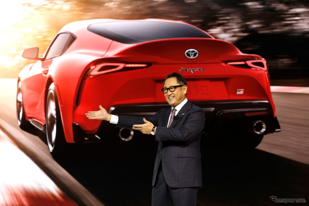 スープラ新型をブレゼンするトヨタ自動車の豊田社長（デトロイトモーターショー2019）　(c) Getty Images
