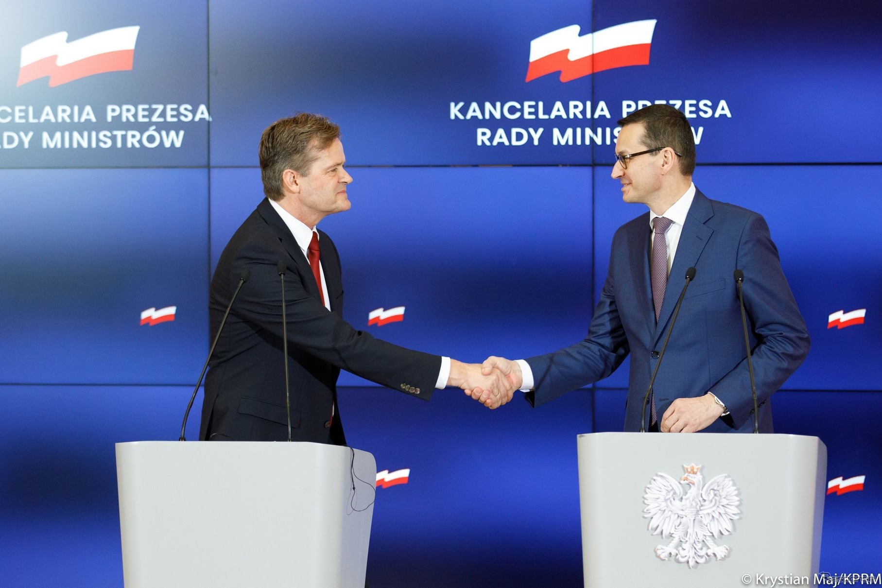 バッテリー新工場の建設を発表するメルセデスベンツとポーランド政府の首脳