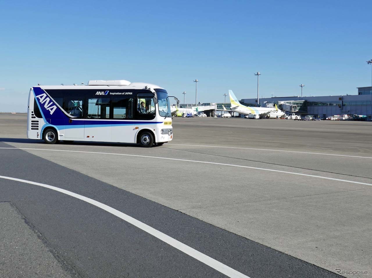 ANAなど6社による空港制限区域内でレベル3自動運転の実証実験中の小型バス