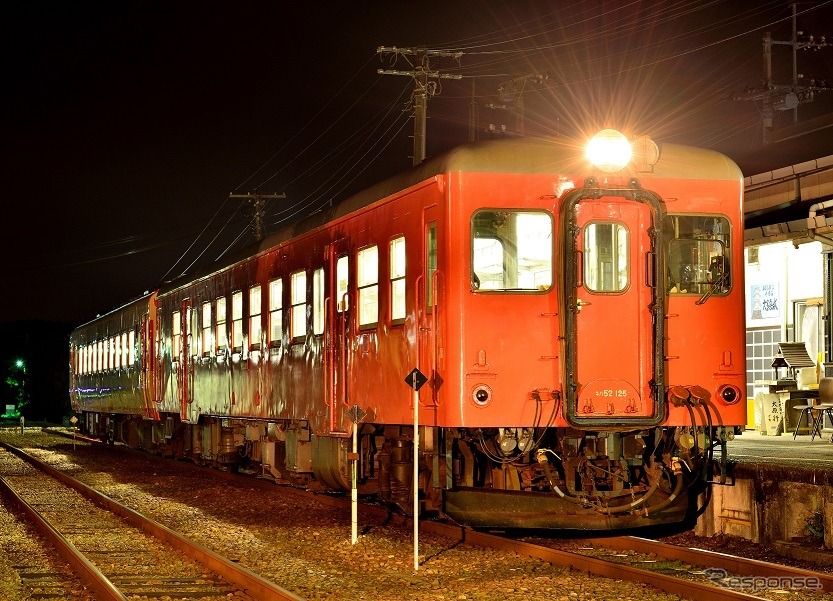 いすみ鉄道の国鉄型車両。前がキハ52形、後がキハ28形。夜行列車再現ツアーなどイベント列車にも使用されたが、今後は出番が少なくなる模様だ。