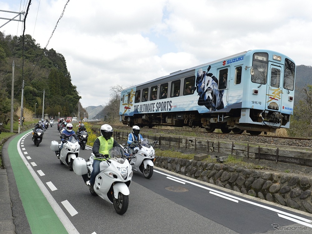 前回ラッピング列車とバイクの並走パレード。