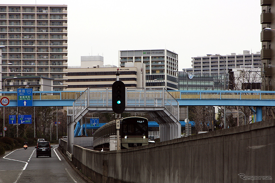 新御堂筋を走るクルマのなかからみえる北大阪急行延伸工事