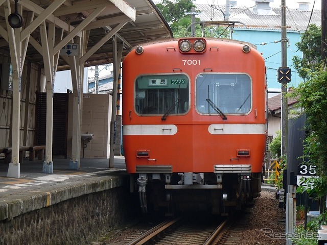 岳南電車の7000形電車。令和元年5月1日には夜景電車が臨時運行される。