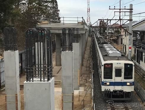 2019年度中には松戸市の六実駅と柏市の逆井駅の間が複線化されることになった東武野田線。写真は清水公園～梅郷間の高架工事区間を行く列車。