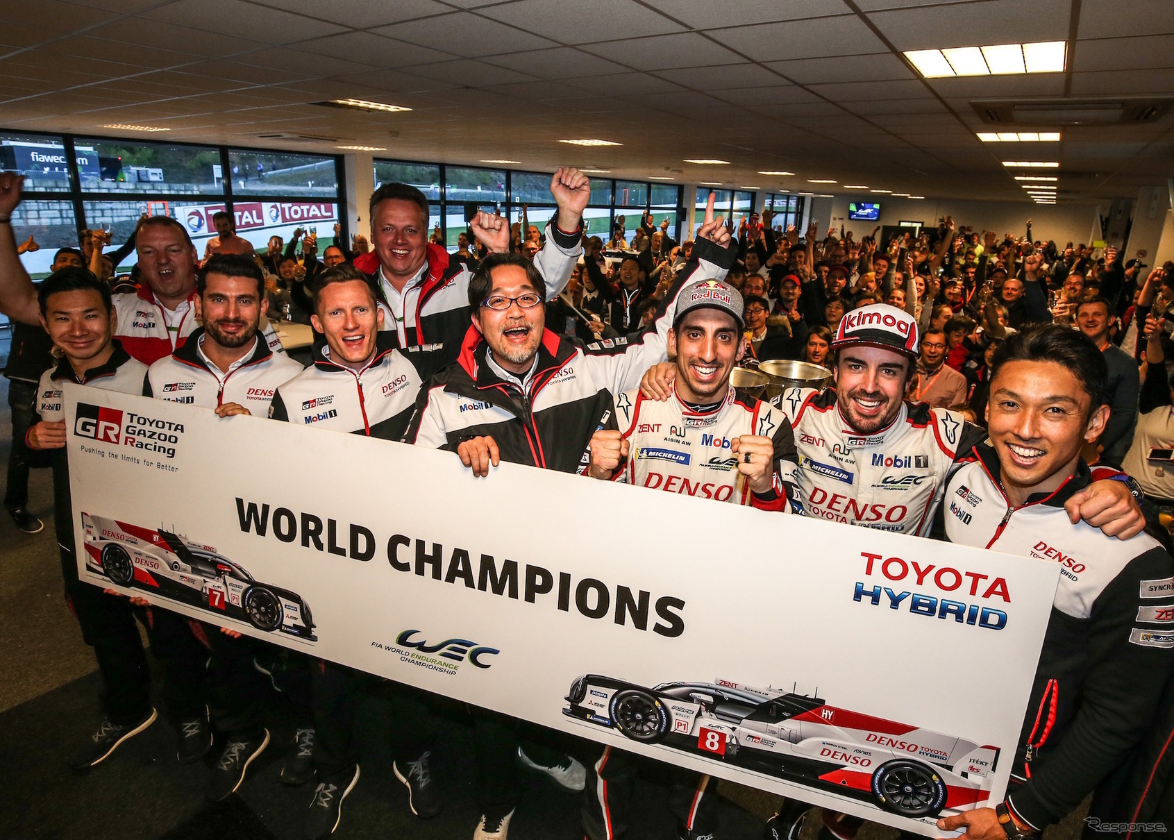 チャンピオン獲得決定を喜ぶTOYOTA GAZOO Racingの面々。