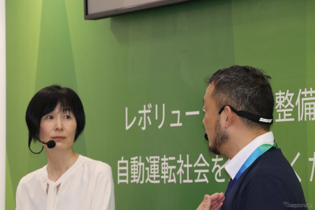 オートサービスショーのボッシュブースでは、モータージャーナリストの岩貞るみこさんを招いてトークセッションが開催された。
