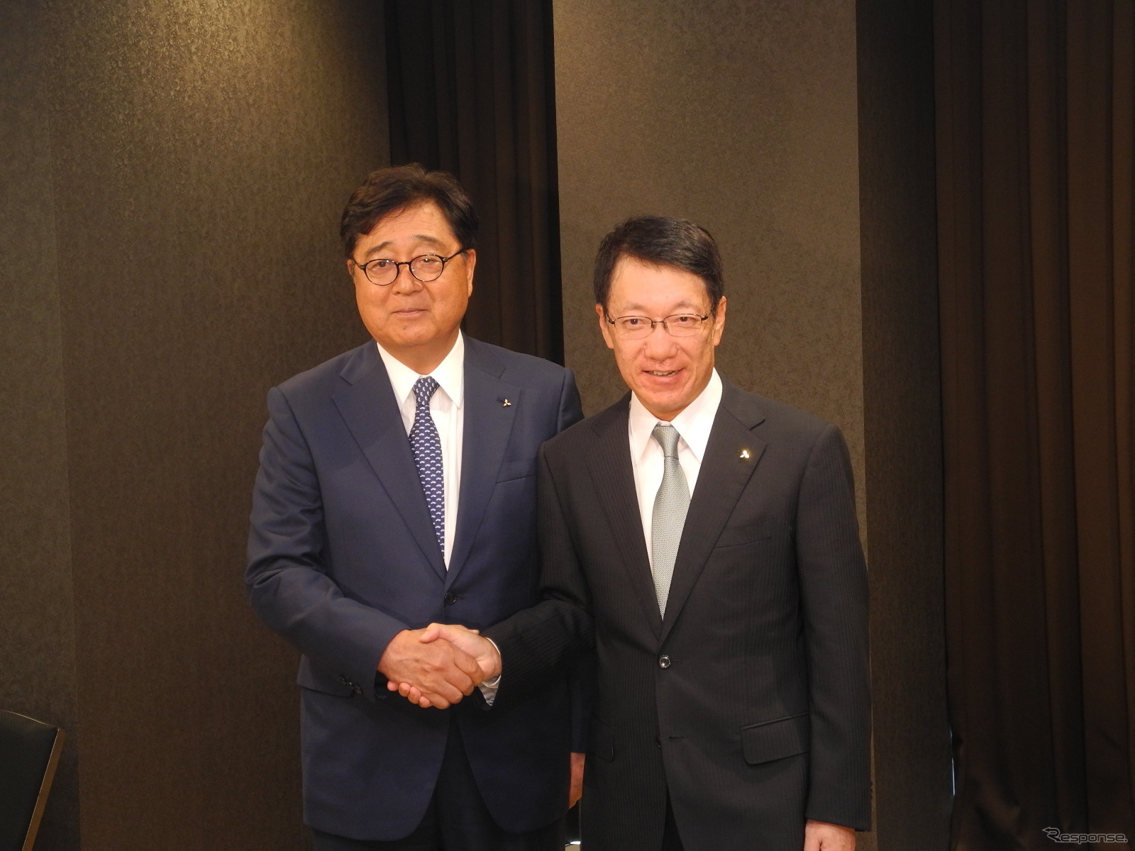 三菱自動車の益子修会長(左)と加藤隆雄新CEO
