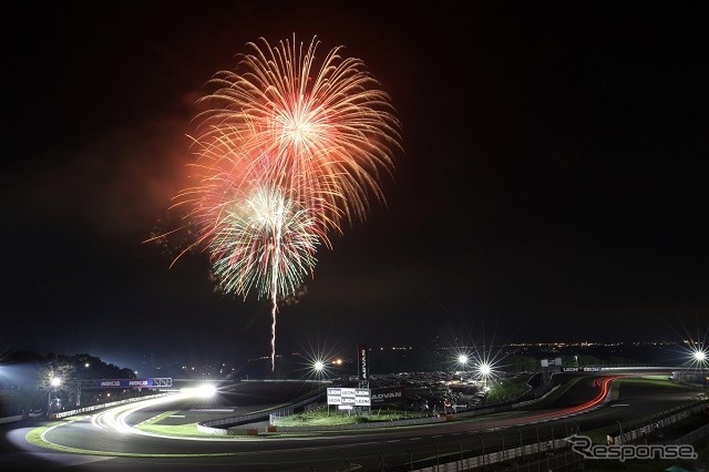 富士の夜空を彩る打ち上げ花火