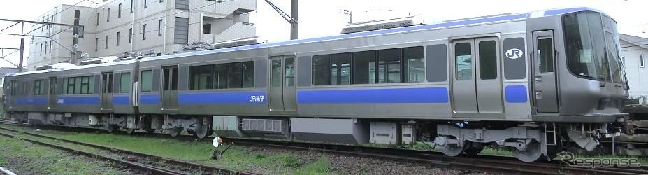 完成した2両編成の新型燃料電池ハイブリッド試験電車。旧型と比べて編成出力は230kW、燃料電池出力は50kWアップしており、起動加速度は1km/h/s向上。台車は旧型の駆動台車が2台中1台だったのに対して、新型では2台とも駆動台車となっている。