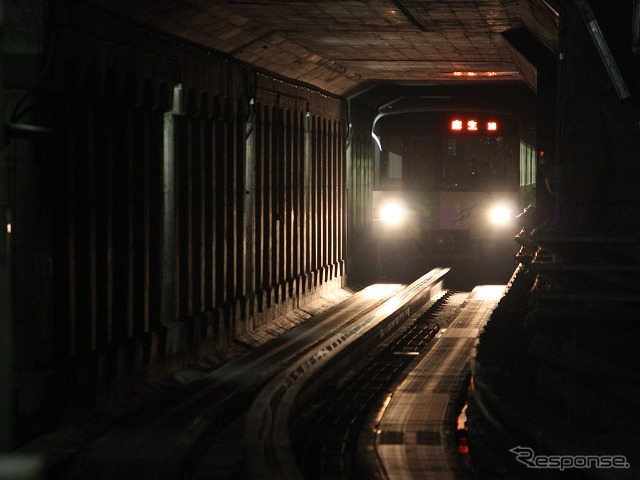 駅に進入する札幌市営地下鉄南北線5000系。地震発生時の運行取扱い変更後は、「震度確認区」ごとに震度5弱以上を観測した際に徒歩による巡回点検を行ない、運行を再開するとしている。