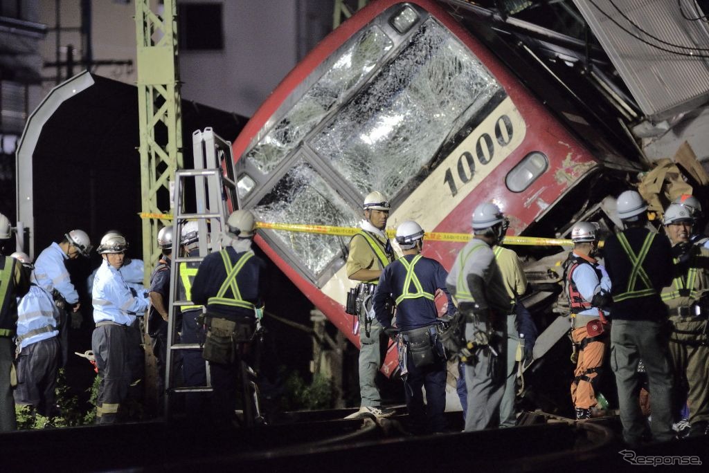 9月5日11時43分頃、京急本線神奈川新町駅付近の踏切で発生した快速特急とトラックの衝突事故後の様子。