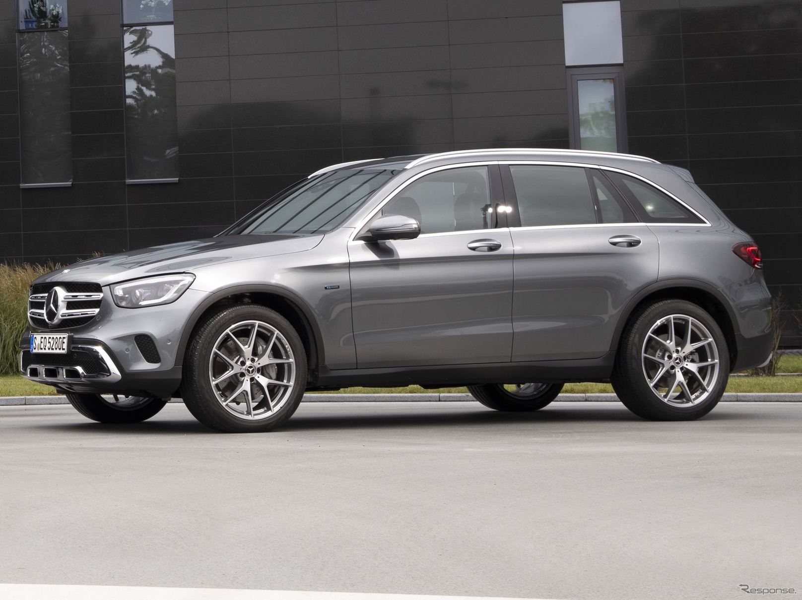 メルセデスベンツGLC改良新型の PHV「GLC 300 e 4MATIC」