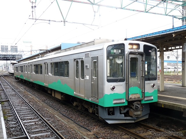 長岡～直江津間の臨時快速に接続するえちごトキめき鉄道妙高はねうまラインの列車。同線は10月15日に全線が復旧した。
