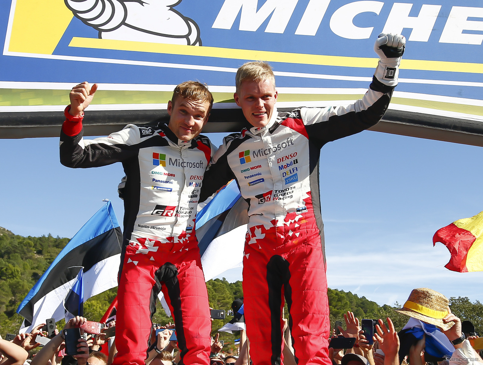 「トヨタ・ヤリスWRC」を駆り、2019年WRC王者となったオット・タナク（右）。隣はコ・ドライバーのマルティン・ヤルヴェオヤ。