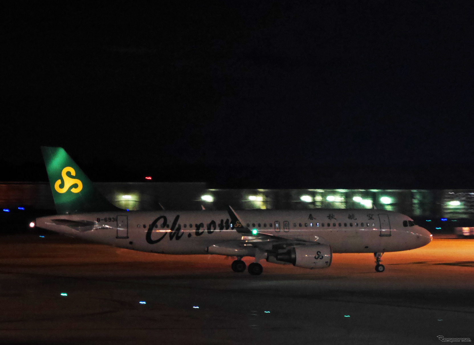 成田空港に到着した上海(浦東)発初便の9C6217便