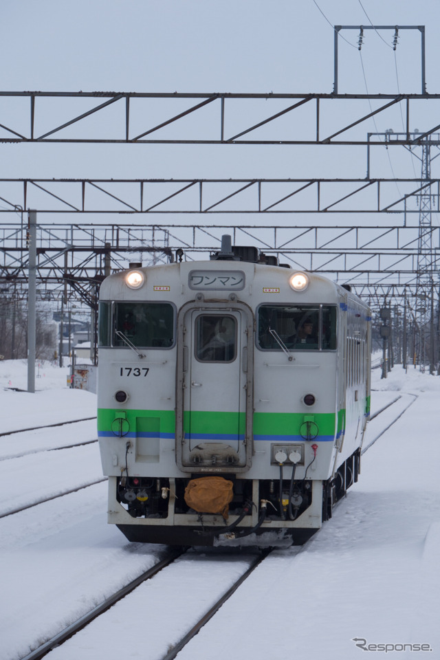 滝川駅に入線する根室本線の普通列車。当面は芦別までの運行となる模様だ。