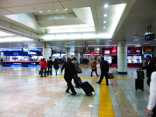 空港第2ビル駅のコンコース。現在、JR線改札を出ると、京成線の改札を通過して出発ロビーへ至る遠回りをさせられている。