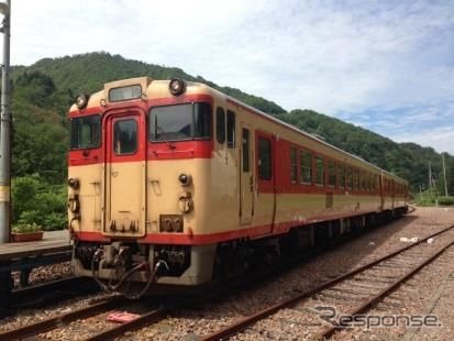 新津運輸区に配置されている国鉄急行色気動車。会津鉄道のツアーではクロスシート部分のみの募集となり、ロングシート部分はフリースペースとなる。