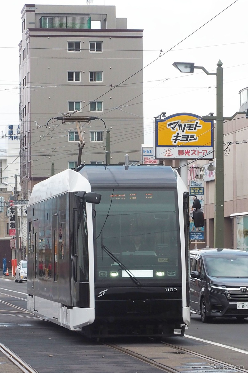 上下分離化後も低床車両の増備が継続される札幌市電。写真は1100形低床車の増備車。