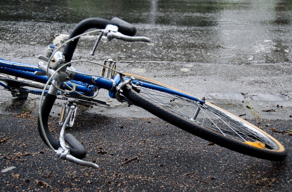 【自転車事故】対人高額賠償には自転車保険より範囲の広い「個人賠償責任保険」　本人の治療費の備えも重要