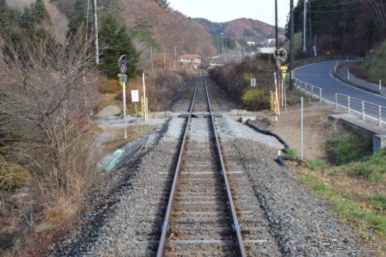 11月28日に再開した津軽石～宮古間のうち、津軽石～八木沢・宮古短大間にある駒込踏切付近の復旧状況（11月27日時点）。