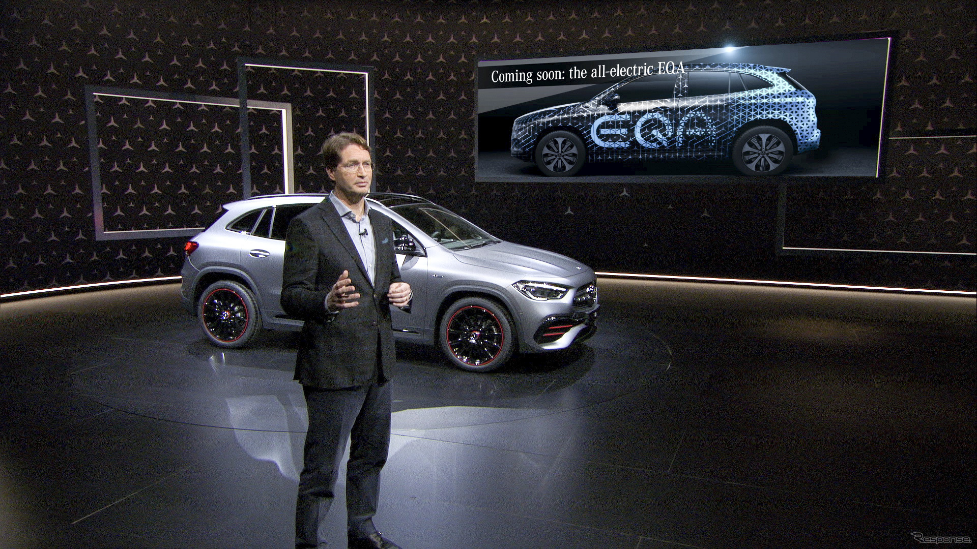 メルセデスベンツ GLA 新型のデジタルワールドプレミアの場において新型EVのEQAのプロトタイプの画像を披露したダイムラーのオラ・ケレニウスCEO