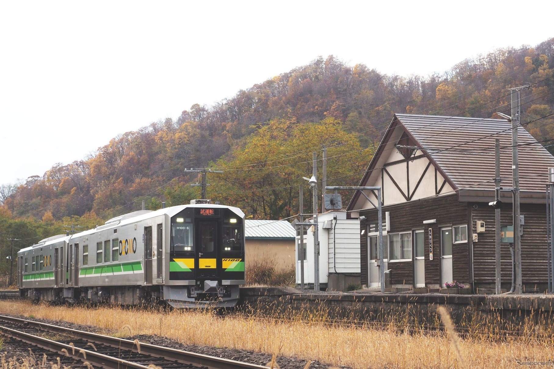 2020年3月のダイヤ改正で長万部～小樽間の普通列車へ投入されるJR北海道初の電気式気動車H100形。写真は函館本線然別駅に停車中の量産車による試運転列車。