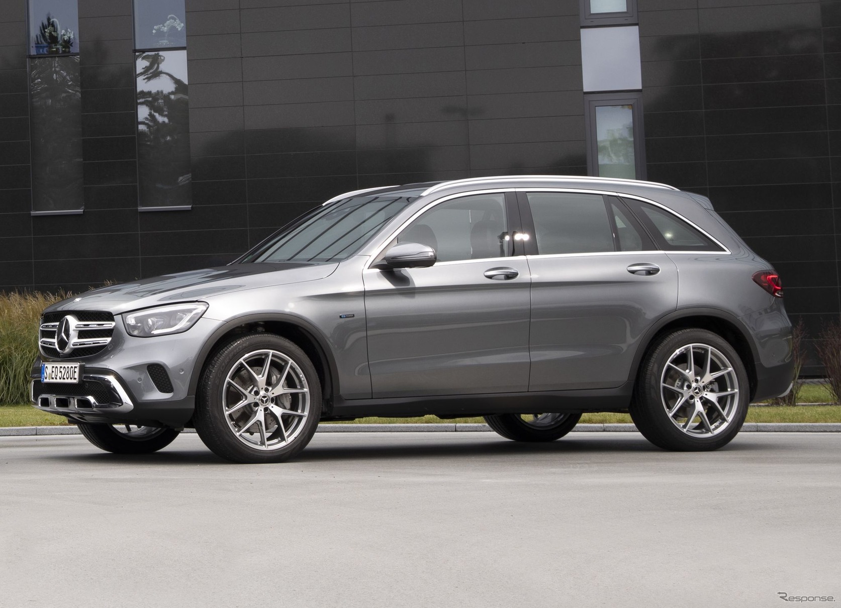 メルセデスベンツGLC改良新型の PHV「GLC 300 e 4MATIC」