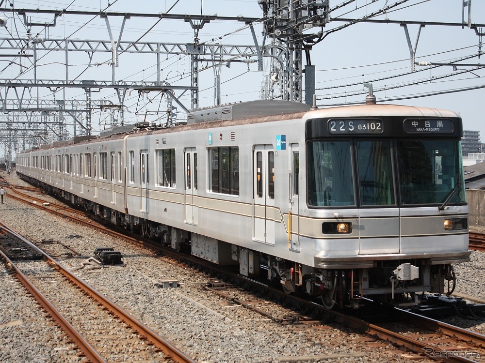 東武伊勢崎線（東武スカイツリーライン）を走る東京メトロ03系。2017年7月9日。長野電鉄入線後は3両の短い編成となる。