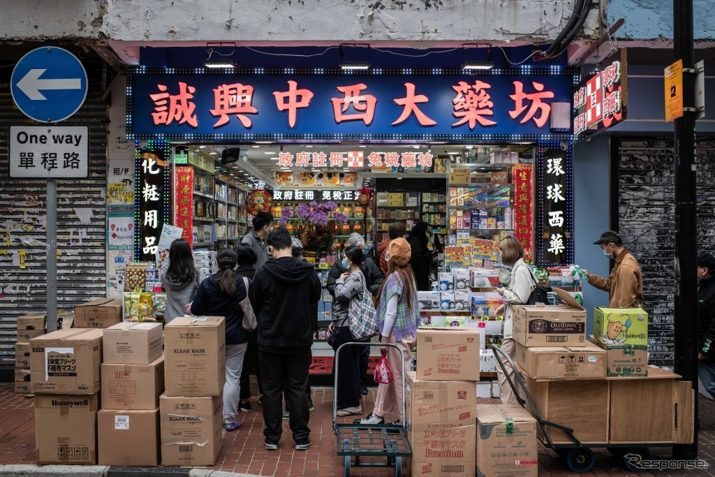 マスクを大量に仕入れた香港の薬局（2月6日）