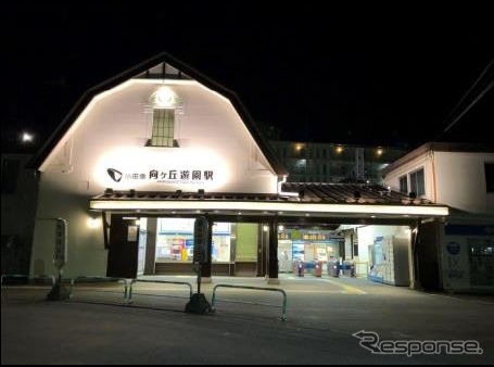 向ヶ丘遊園駅北口のライトアップ状態。