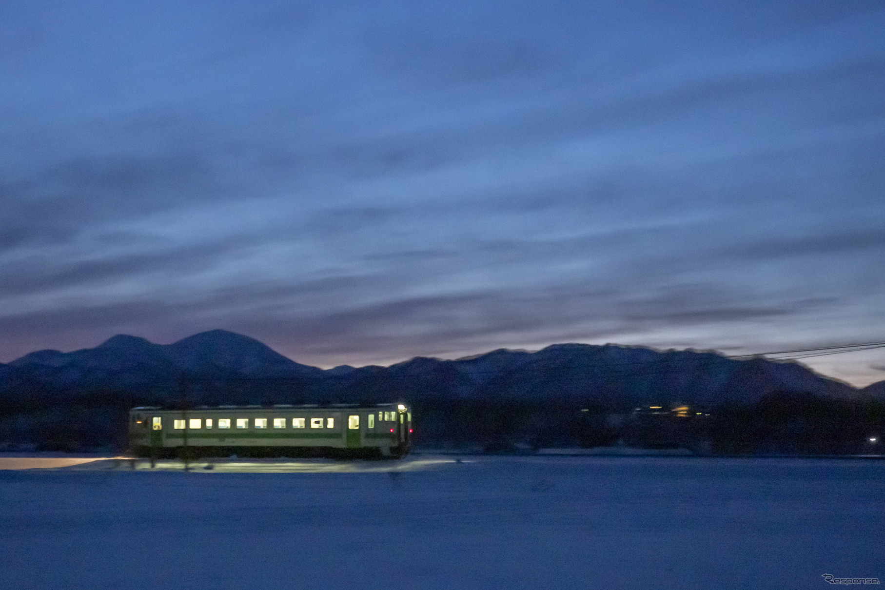 夕暮れ時の札沼線新十津川~下徳富(しもとっぷ)間を行く上り列車。2020年2月1日。