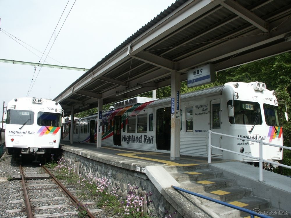 上高地線新島々駅に停車中のアルピコ交通の電車。