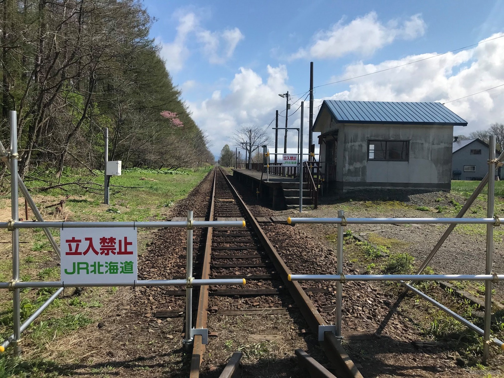 立入禁止の柵が立てられた浦臼町内の旧札的駅。