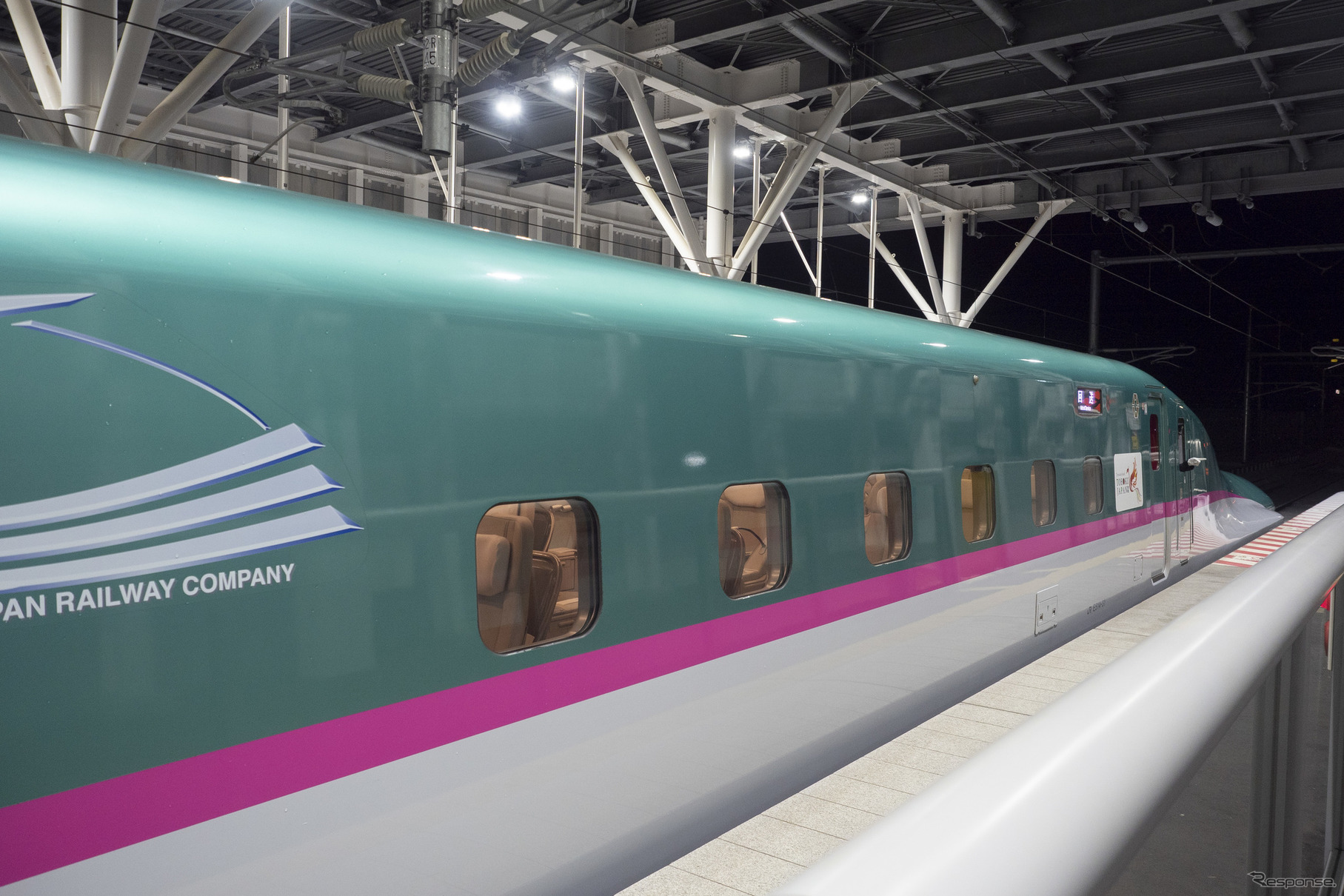 5月31日まで車内サービスが中止されている北海道新幹線や北陸新幹線上越妙高～金沢間を含む「グランクラス」。切符の発売は6月30日までの運転分が中止されているが、7月以降の運転分についても継続される。写真は東北・北海道新幹線『はやぶさ』10号車の「グランクラス」。