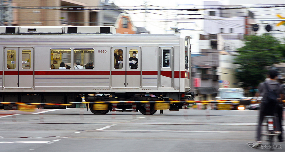 北千住付近を走る東武10000系