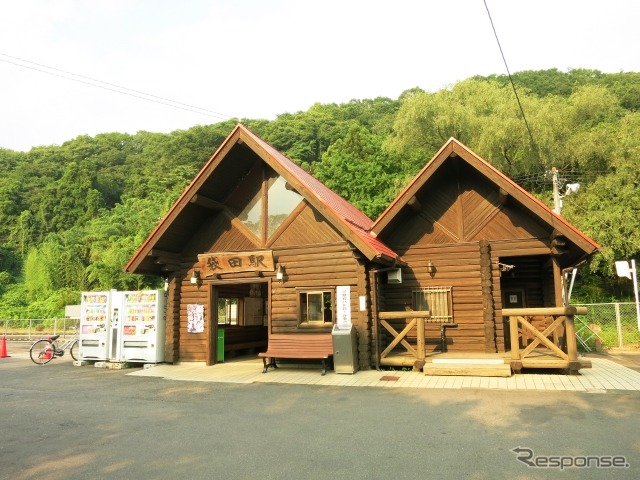 7月4日からは水戸方の折返し駅となる袋田駅。代行バスは上小川駅からの運行となり、袋田駅にも停車するが、停留場が850mほど離れた国道118号線上にあるため、列車と代行バスの乗継ぎは上小川駅が推奨されている。