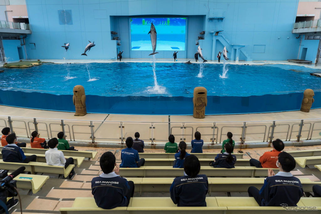 再海保準備する八景島シーパラダイス。従業員が観客役になって練習している(5月29日、横浜市)。