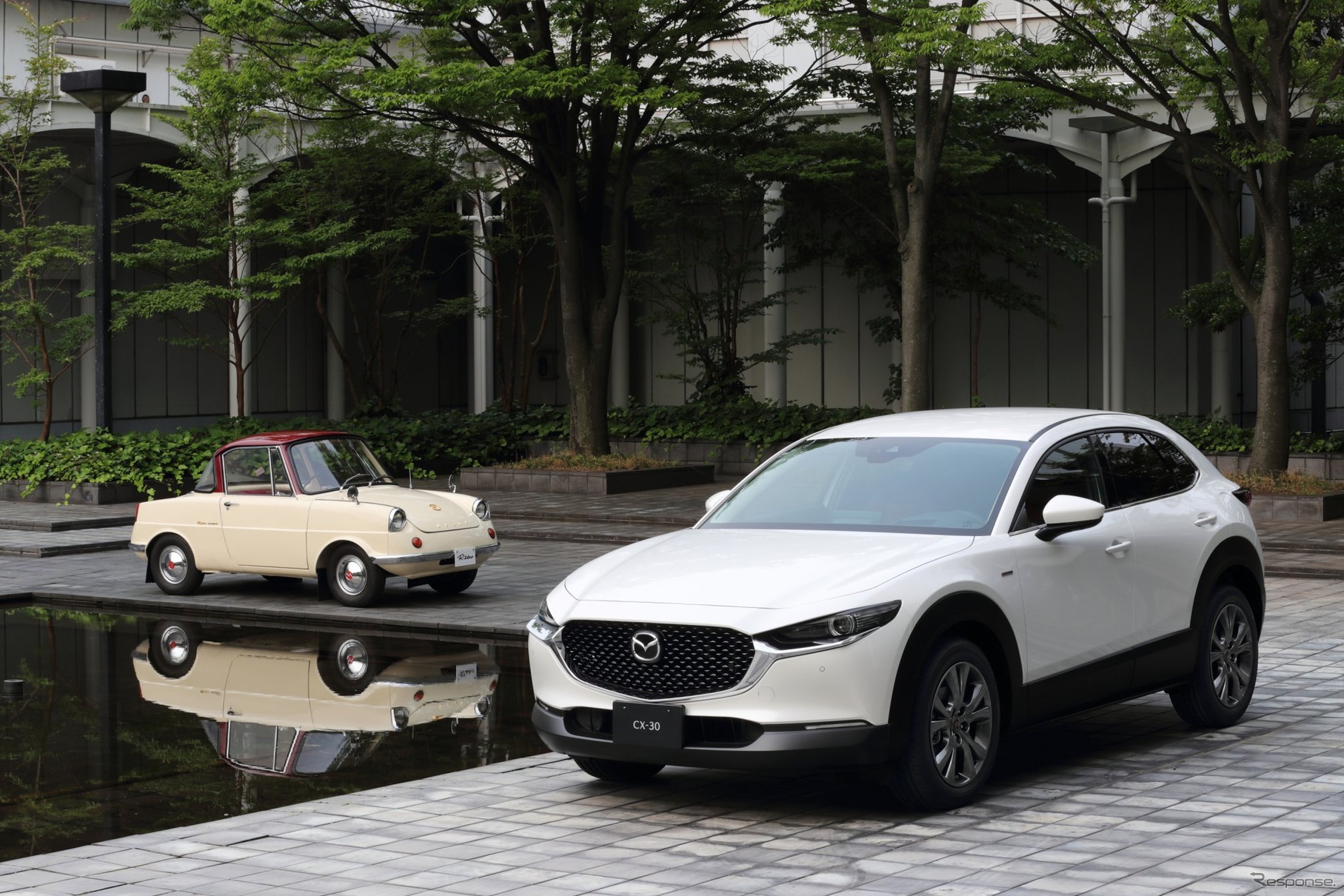 マツダ R360クーペ と CX-30 100周年特別記念車