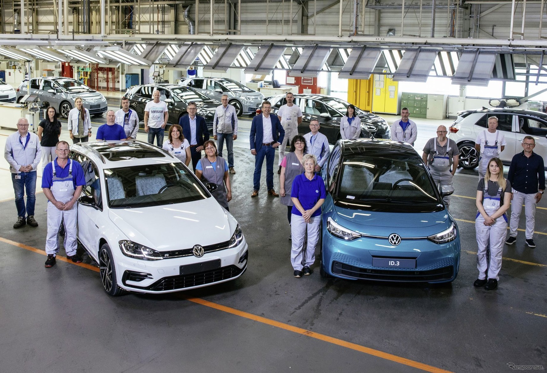 VWのドイツ・ツヴィッカウ工場における内燃機関車の生産が終了。最終モデルはゴルフヴァリアント（左）。右はEVのID.3