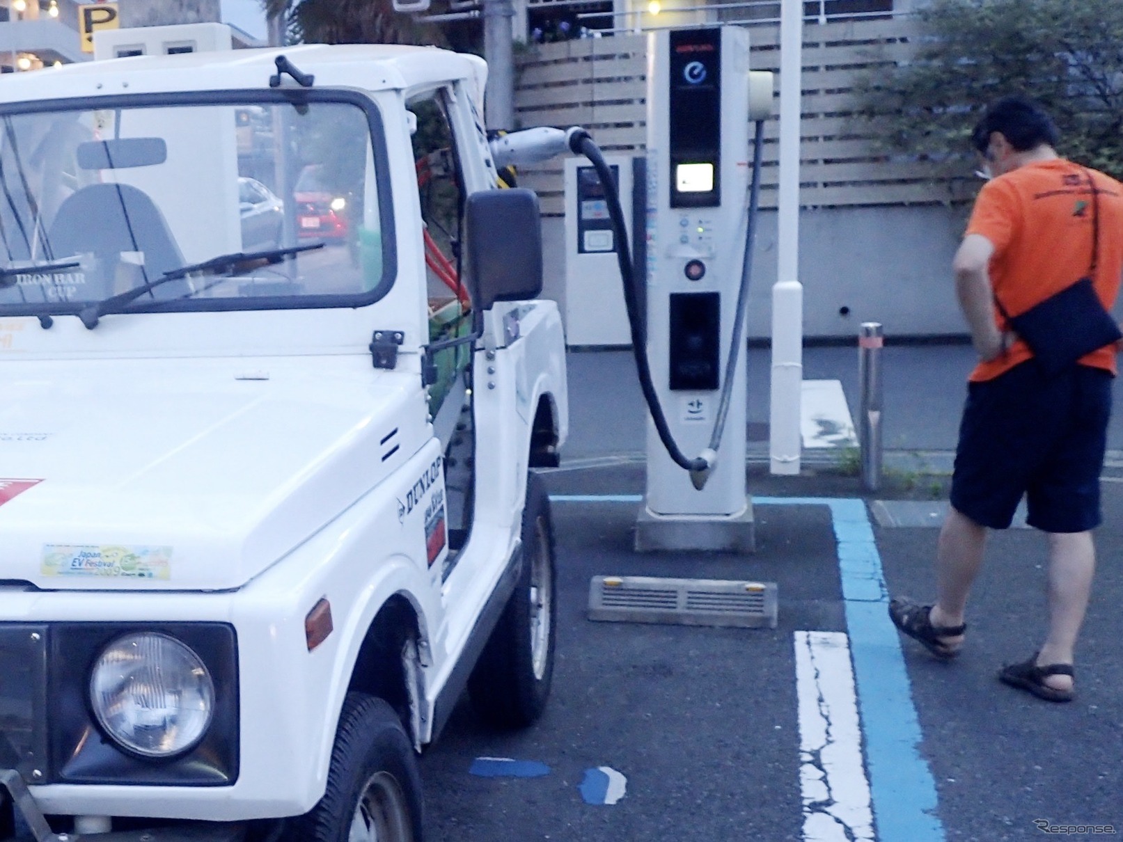 2020年7月12日18時58分、クロカン四駆の電気自動車が、日本で初めてCHAdeMO急速充電器からの充電に成功した瞬間。