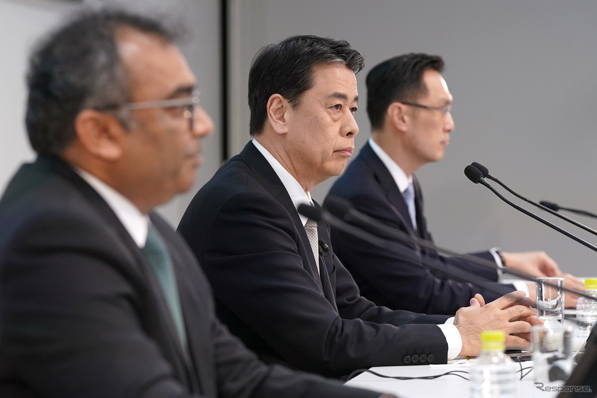 日産自動車の四半期決算発表。中央が内田社長（7月28日）。