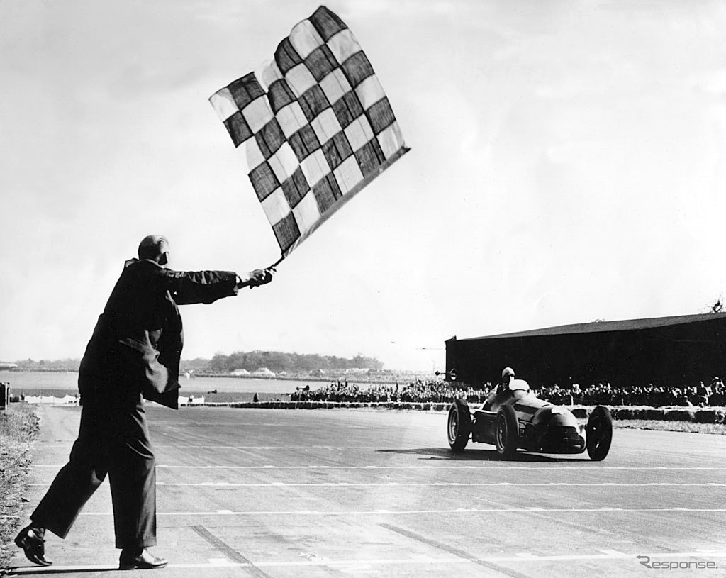 チェカーフラッグを受けるジュゼッペ・ファリーナ（1950年、F1イギリスGP）