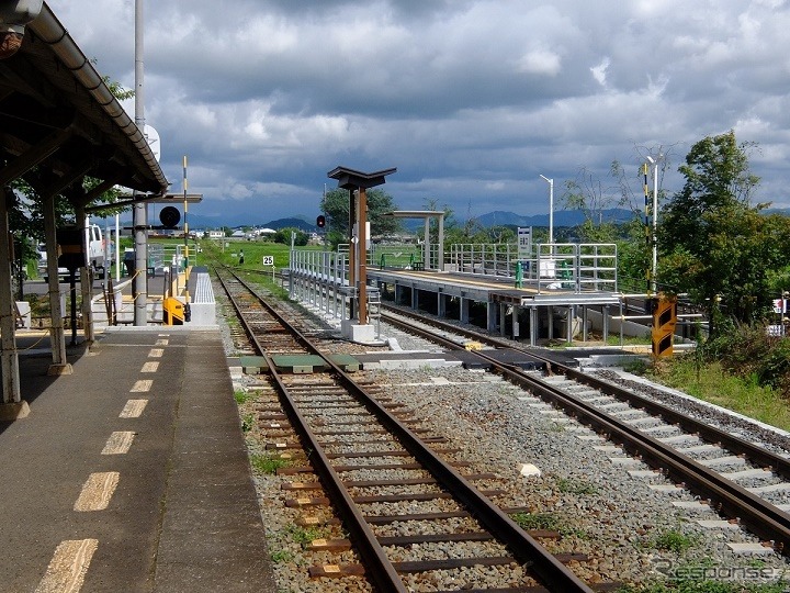 交換設備が設けられた法華口駅の構内。手前の旧ホームの先に対向式ホームが新設された。旧ホームは9月1日から列車が発着しなくなる。