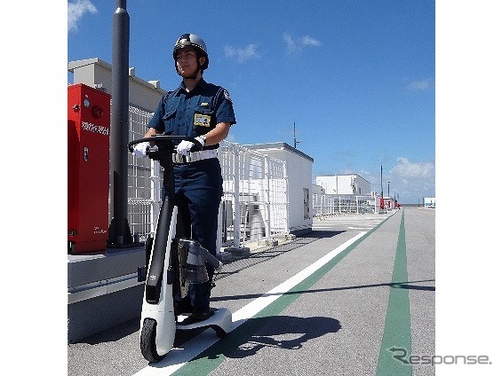 歩行領域EV（警備実証用モデル）を活用して巡回する警備員