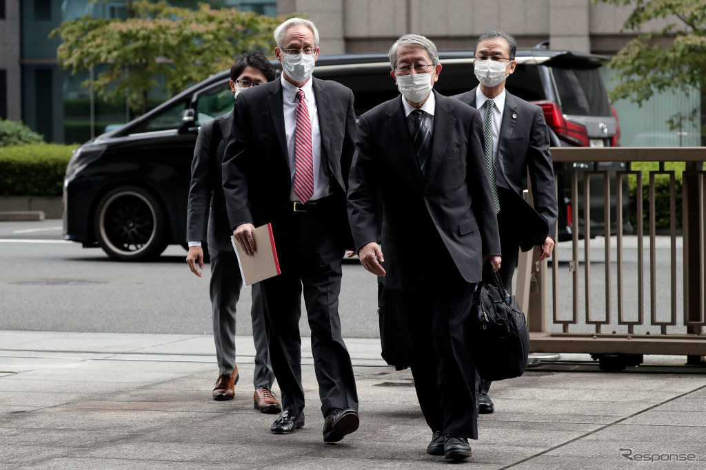 東京地方裁判所に着いたグレッグ・ケリー元代表取締役（前列向かって左。9月15日）